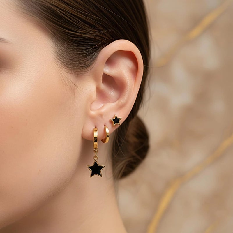 طقم ٣ أزواج حلقان نجوم أسود وذهبي ساحر يضم: حلقات سادة، وحلقات متدلية بنجوم أنيقة. من الستانلس ستيل المقاوم للصدأ. تمنح أذنيكِ بريقاً يشبه النجوم. - Image 3